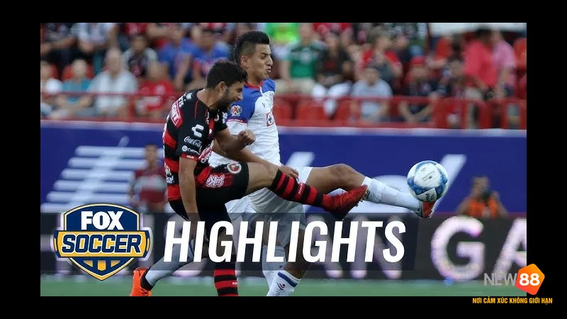 Cầu thủ của Club Tijuana vượt qua hàng phòng ngự của Cruz Azul trong trận đấu